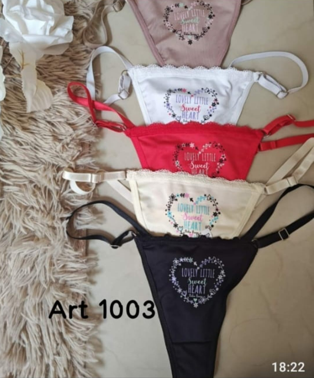 Cinco tangas coloridas con diseños de corazones bordados, sobre una superficie estampada.