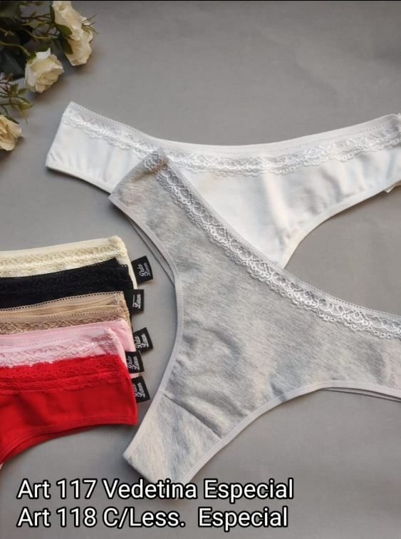 Pila de tangas coloridas con ribete de encaje. Fondo gris. Texto: Arte 117, Arte 118.
