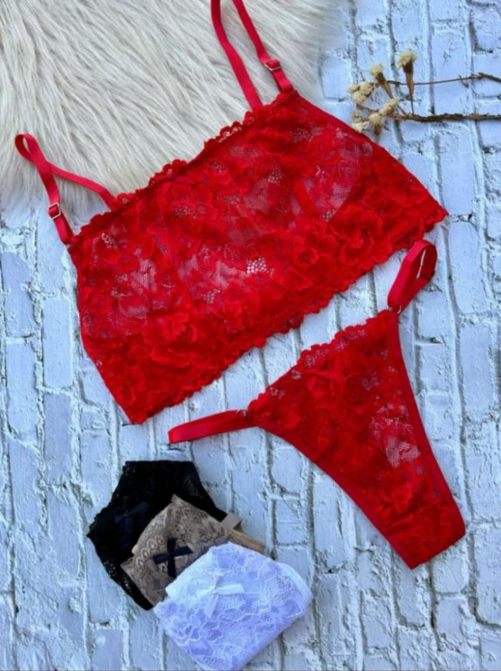 Conjunto de lencería de encaje rojo con tanga a juego. También incluye tres pares de ropa interior en diferentes colores.