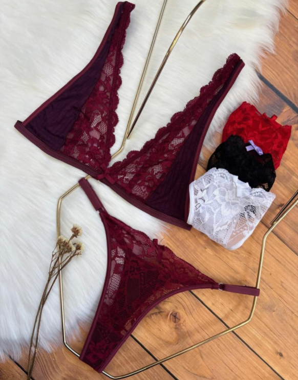 Conjunto de lencería de encaje burdeos con tanga a juego, presentado con otra ropa interior de encaje en rojo, blanco y negro.