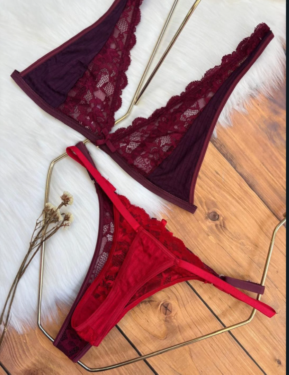 Conjunto de lencería de encaje burdeos con tanga a juego, presentado con otra ropa interior de encaje en rojo, blanco y negro.