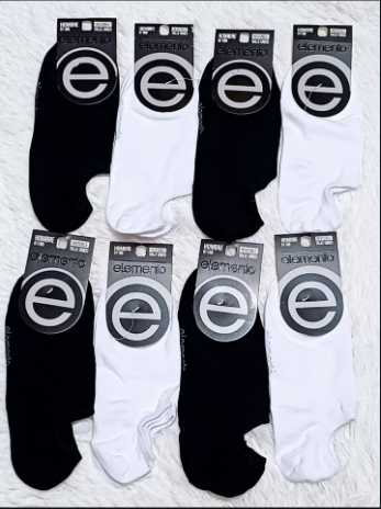 Ocho pares de calcetines invisibles, blancos y negros, cada uno con la letra 