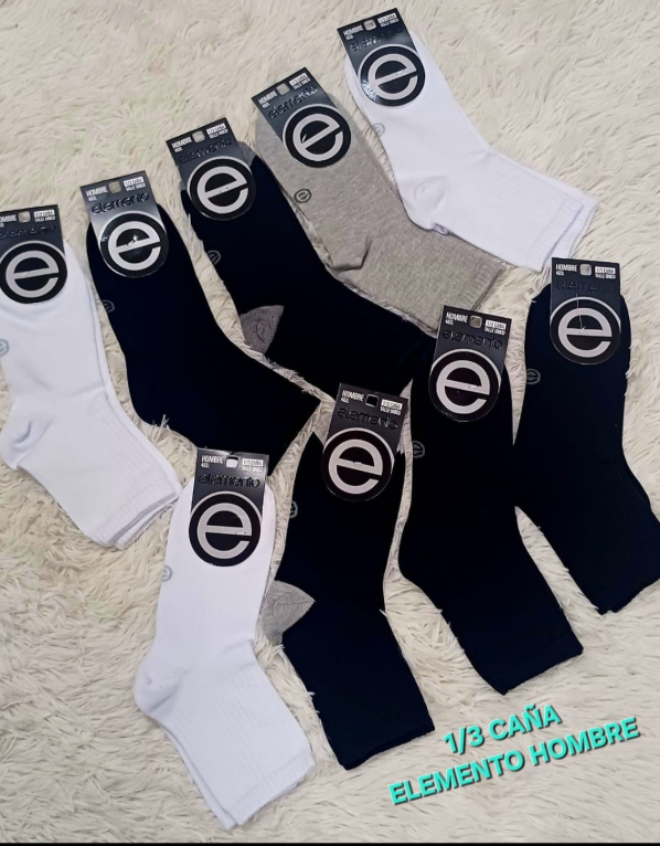 Nueve pares de calcetines de hombre, en diferentes colores blanco, negro y gris, con un logotipo 