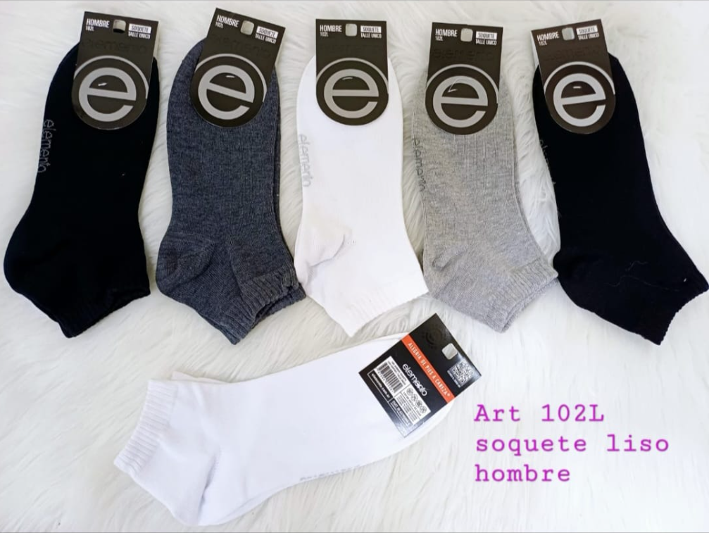 Cinco pares de calcetines tobilleros para hombre en color negro, gris y blanco, con etiquetas.