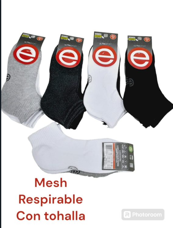 Cinco pares de calcetines tobilleros en gris, negro, blanco y con el logo “e”.