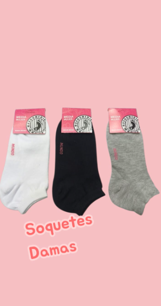 Tres pares de calcetines bajos para mujer en blanco, negro y gris, con etiquetas. Texto 