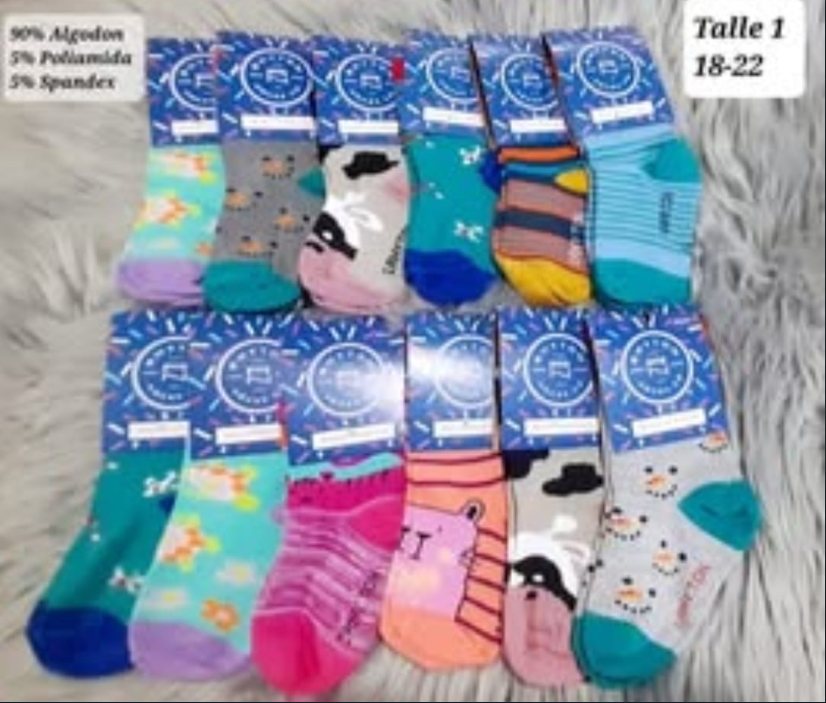 Filas de calcetines infantiles empaquetados con varios patrones coloridos.