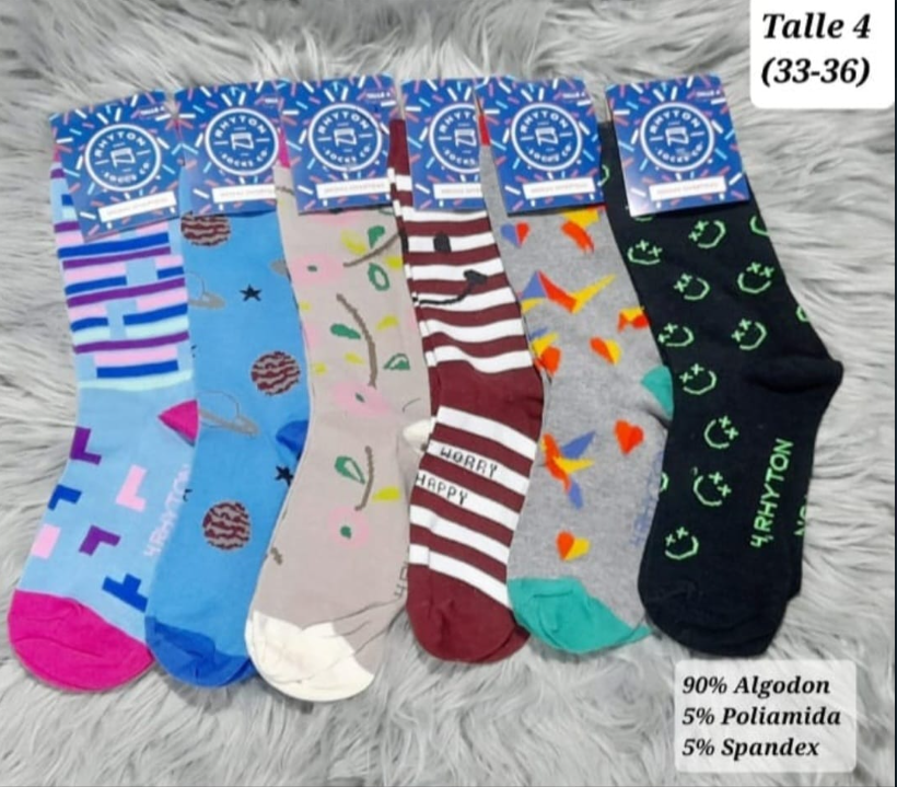 Seis calcetines con estampados de colores sobre una superficie gris, talla 4 (33-36). Cada calcetín tiene un diseño y una paleta de colores diferentes.