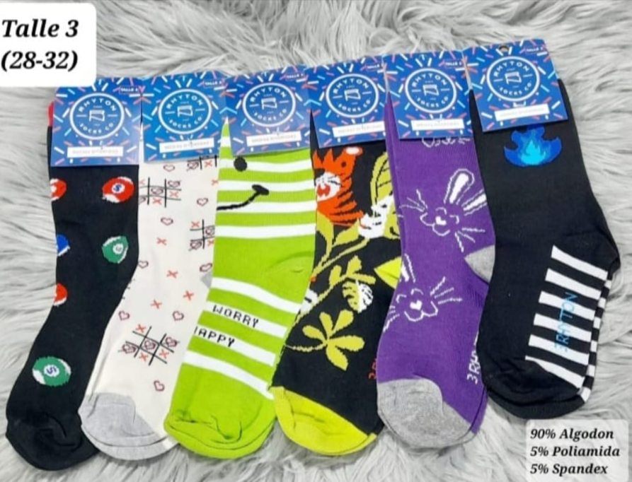 Seis calcetines coloridos con varios estampados, tallas 28-32, sobre una superficie gris.