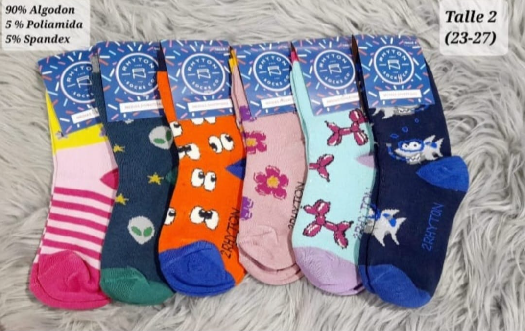 Seis calcetines estampados de colores sobre una superficie gris claro, con etiquetas en la parte superior.