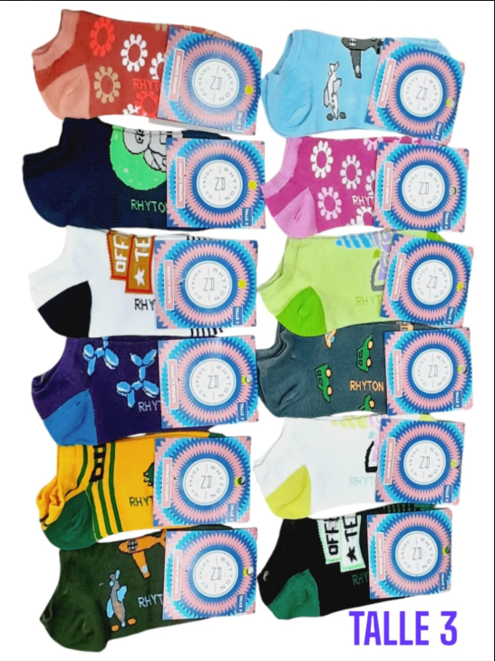 Calcetines tobilleros de colores surtidos, cada uno en un paquete separado, apilados verticalmente. Se ve la inscripción 