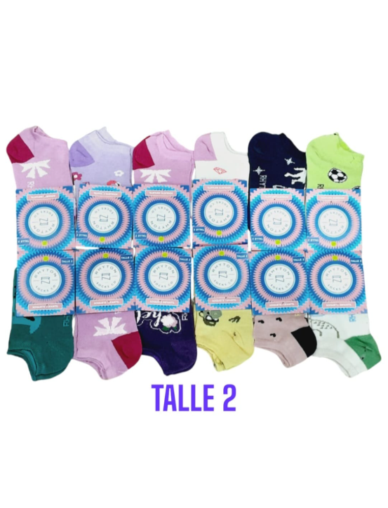 Una pila de calcetines coloridos con diferentes patrones, tamaño 2, en exhibición.