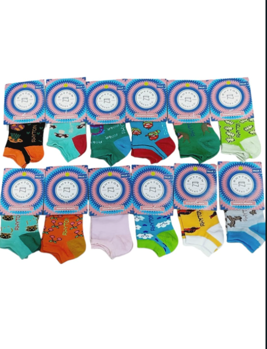 Filas de calcetines de bebé en varios colores y estampados, expuestos en embalajes de cartón.