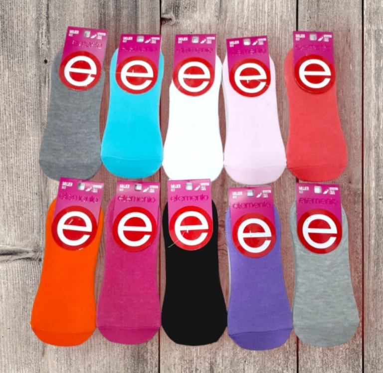 Diez calcetines coloridos hasta el tobillo sobre fondo de madera, cada uno con un círculo blanco y el logotipo 