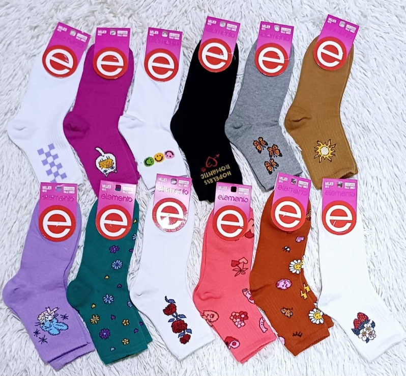 Calcetines coloridos dispuestos juntos, cada uno con un diseño diferente.