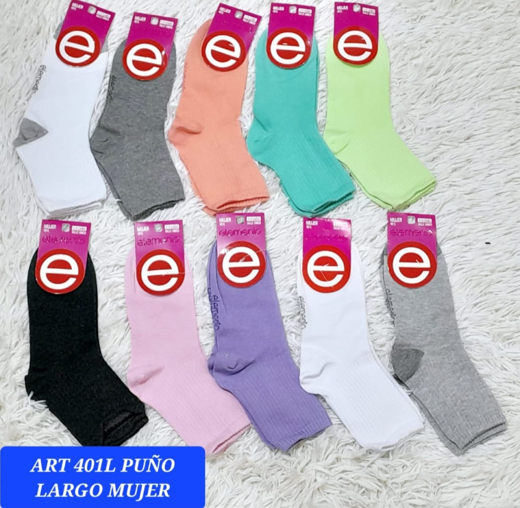 Calcetines largos de mujer coloridos en varios colores con etiquetas, dispuestos sobre una alfombra blanca esponjosa.