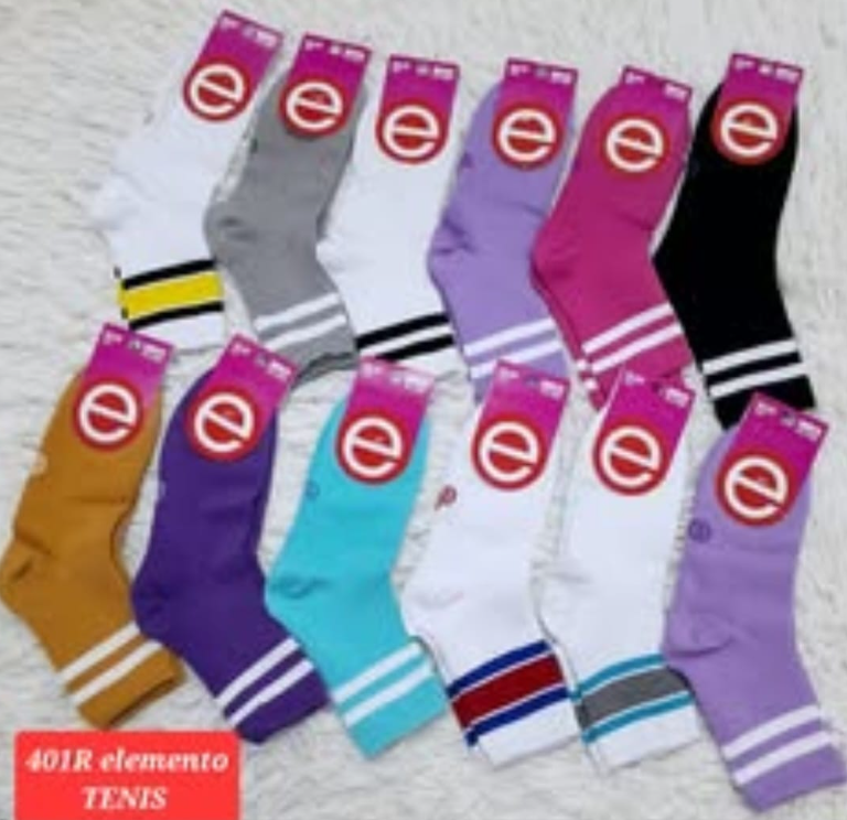 Calcetines coloridos surtidos con diseños en blanco, negro, gris, morado y azul.