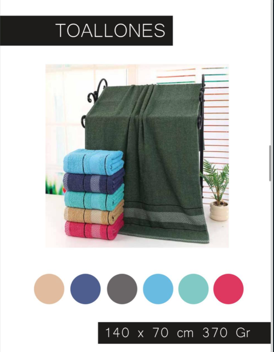 Pila de toallas de baño de colores y una toalla verde colgada, con muestras de color y dimensiones.