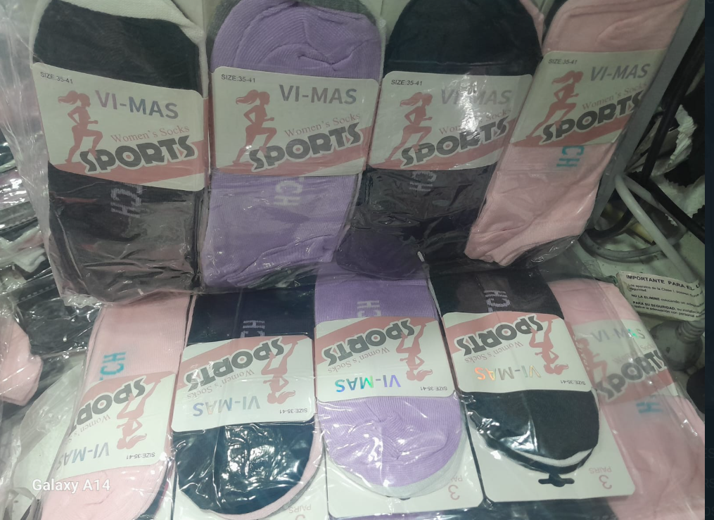 Cuatro paquetes de calcetines tobilleros para mujer. Cada uno tiene un color y estampado diferente: azul, azul oscuro, verde y gris.