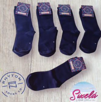 Cinco pares de calcetines azul marino con etiquetas sobre una superficie de madera.