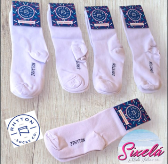 Calcetines blancos con etiquetas azules y rosas; logotipo 