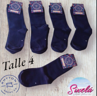 Cinco calcetines de color azul marino con etiquetas, colocados sobre una superficie de madera, con la etiqueta 