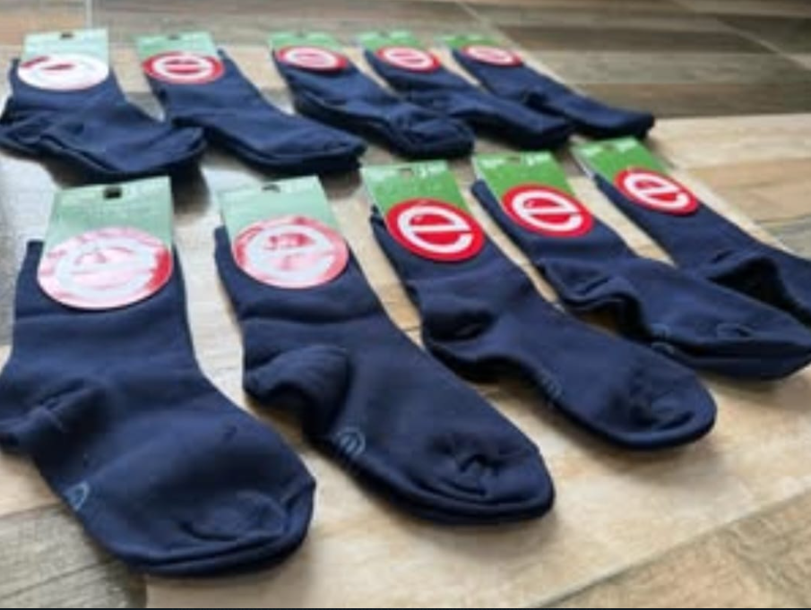 Diez pares de calcetines azul oscuro con un logotipo 