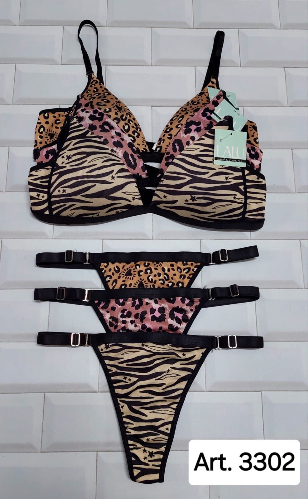 Conjunto de lencería con estampado animal. Sujetador y tanga con estampados de tigre y leopardo sobre una pared de ladrillo blanco.
