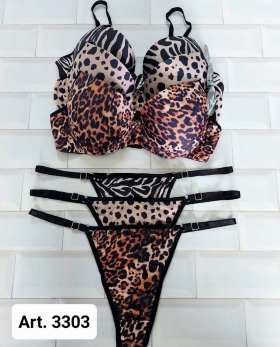 Conjunto de lencería de sujetador con estampado de leopardo y tanga a juego.