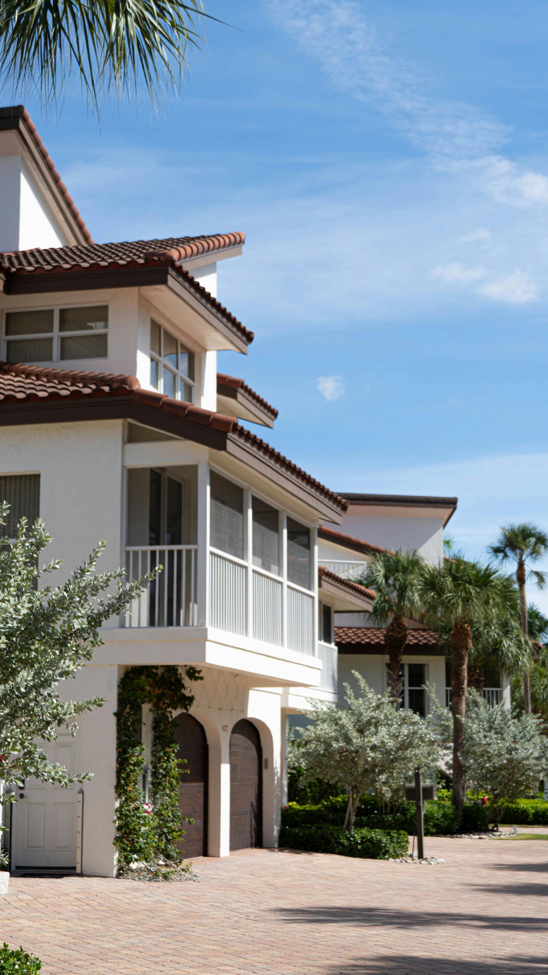 Seamless aluminum gutters installed on Palm Beach Florida home