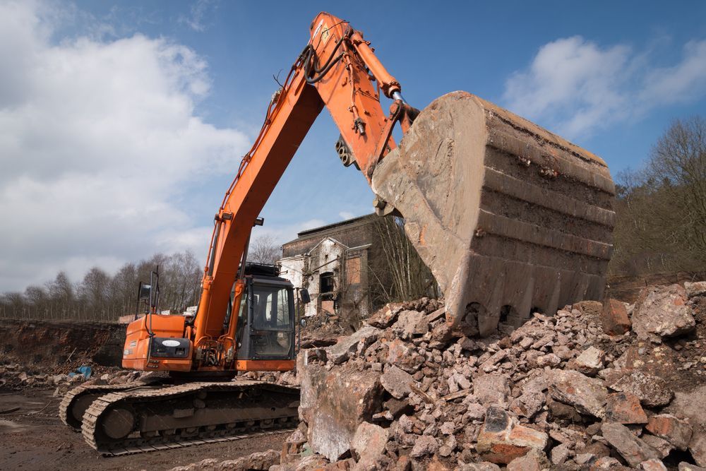 Orange Excavator Demolishing a Building, Scoop Filled — Jim Anderson Earthmoving Pty Ltd In Coopernook, NSW