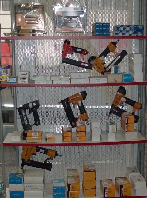 Sparachiodi a pressione su scaffali