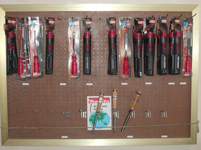 Esposizione scalpelli e morsetti