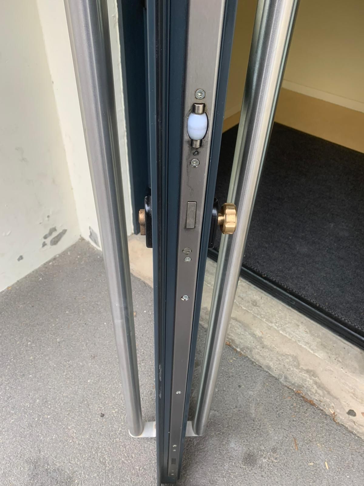 Prise de photo latérale d'une porte pour une intervention de serrurier