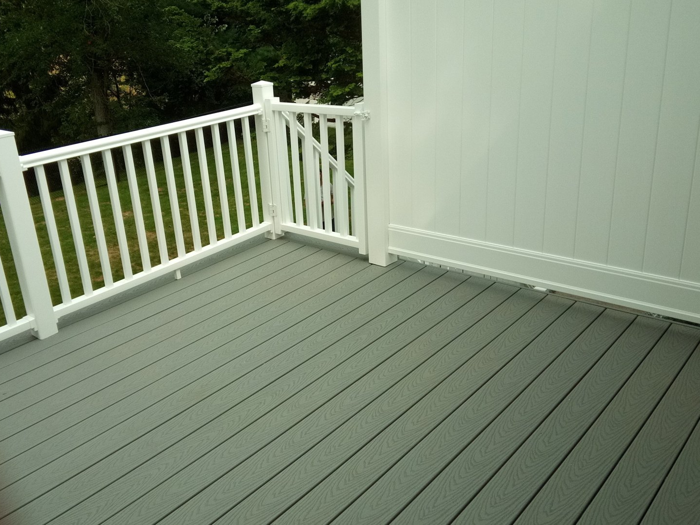 Photo of outdoor deck, railing, and fence.
