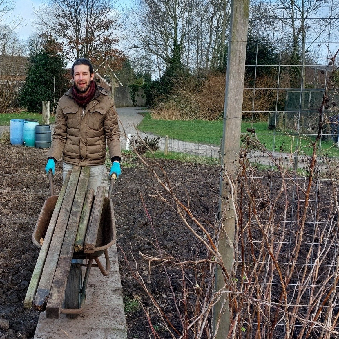 Moestuiniere n met gekregen kruiwagen van Volkstuinvereniging Putten