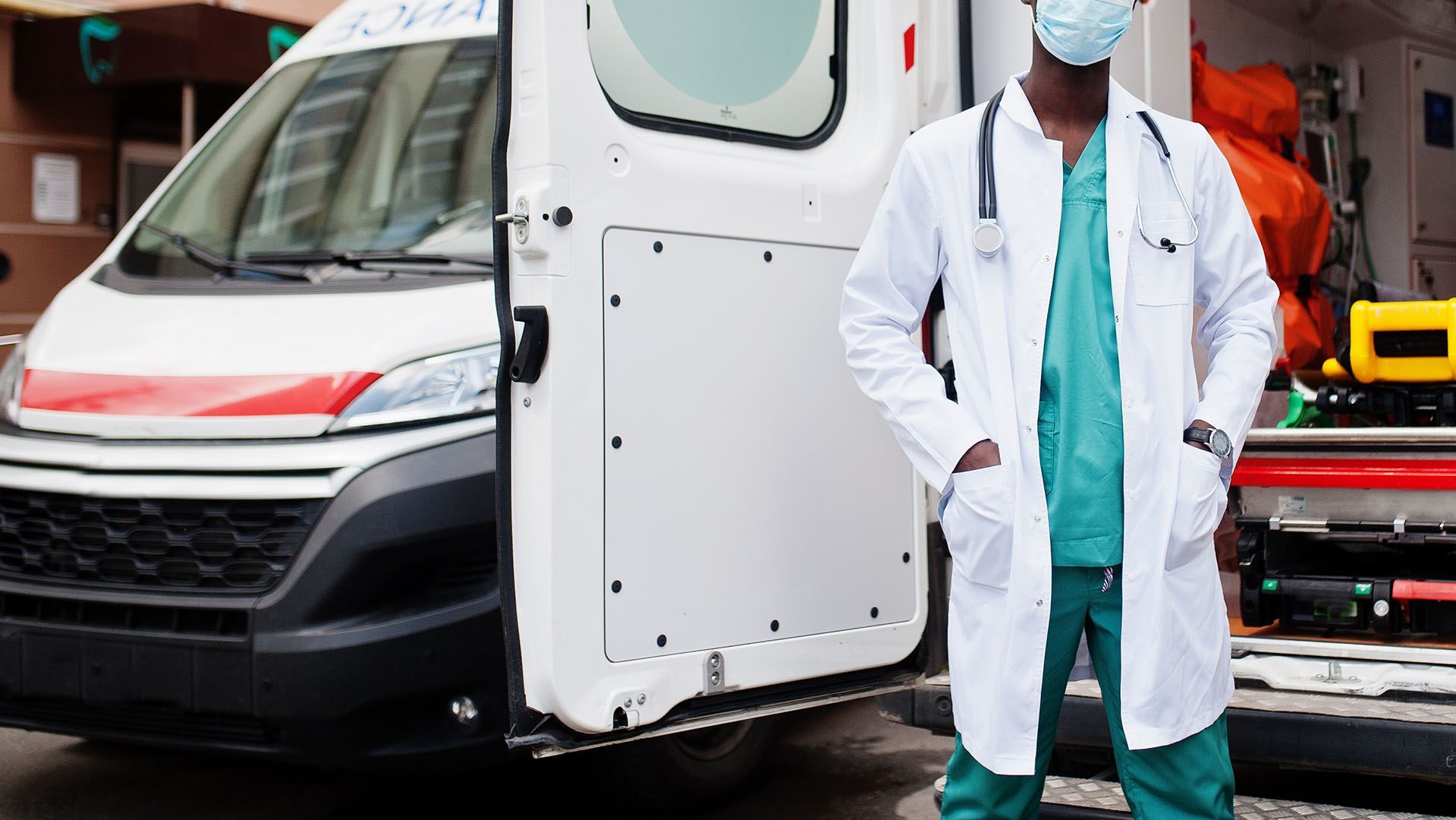 Foto de profissional de saúde em frente a duas ambulâncias | imagem de ASphotofamily