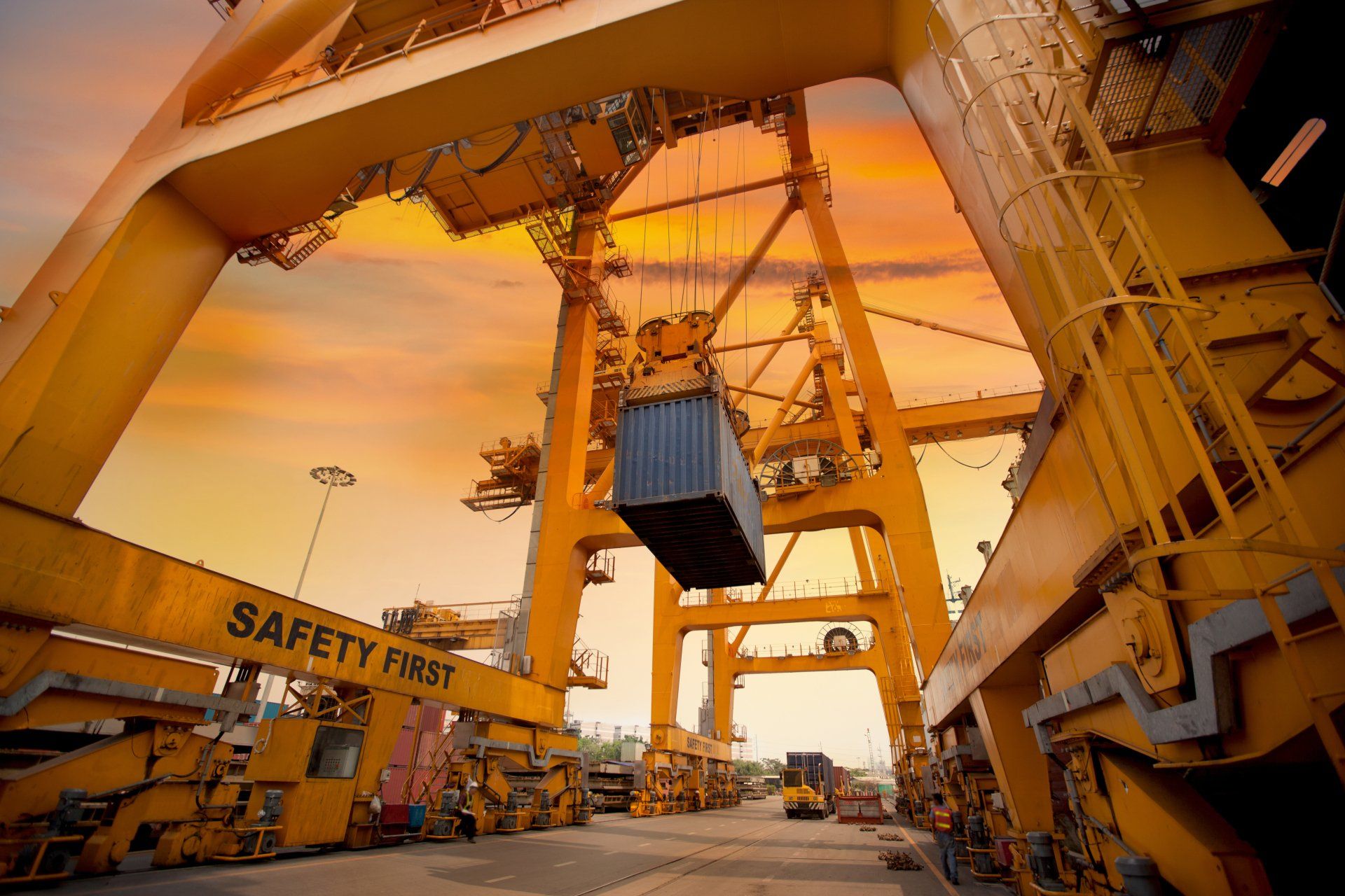 Importación y exportación de mercancías en puerto