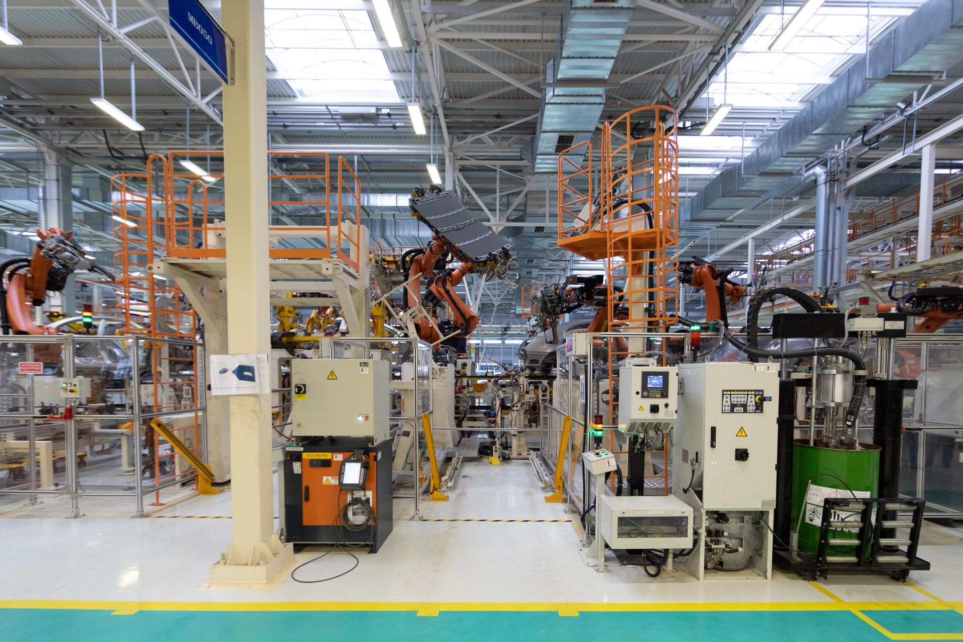 Planta de industria automotriz taller de producción y montaje de máquinas proceso de soldadura