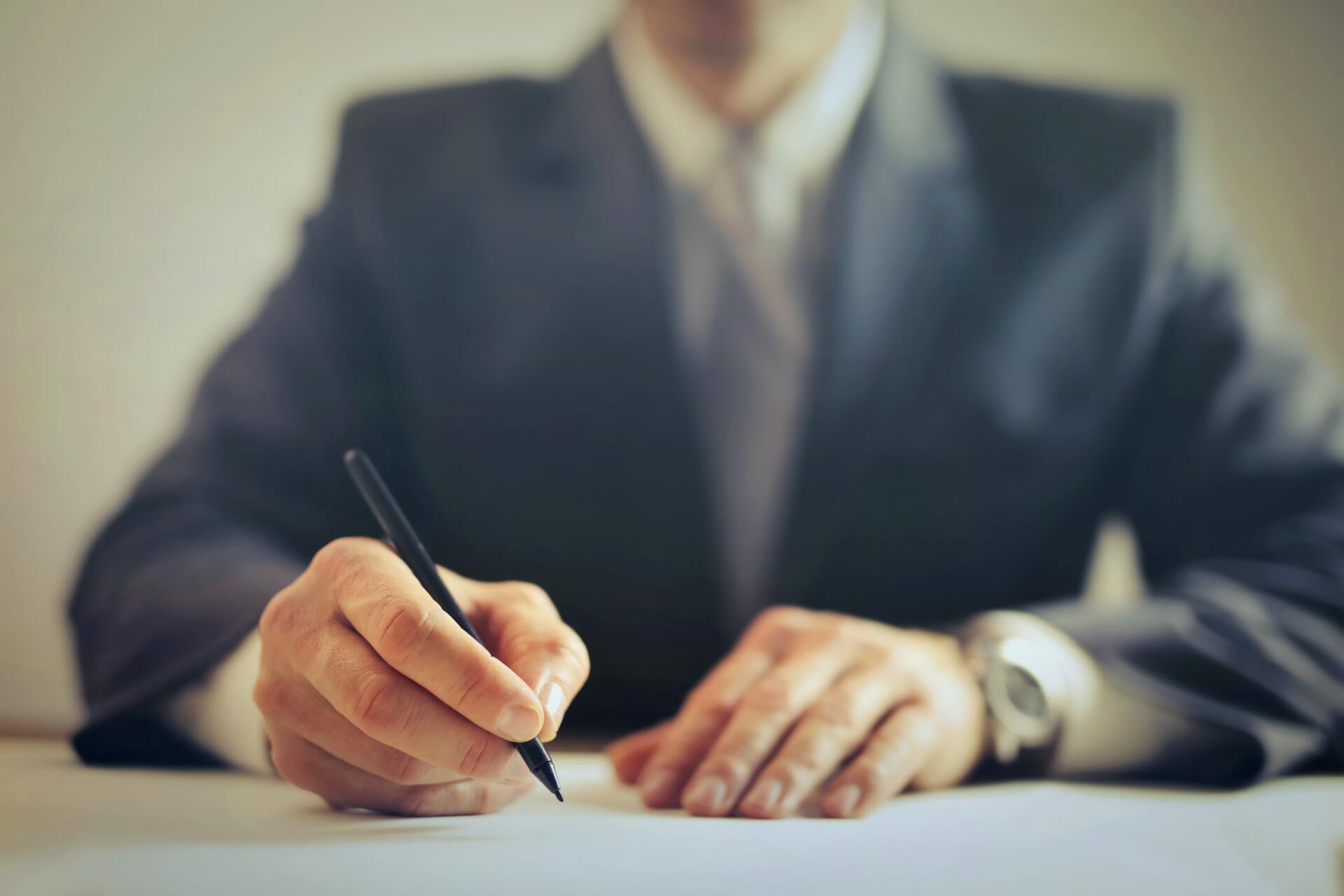 representante legal firmando un contrato