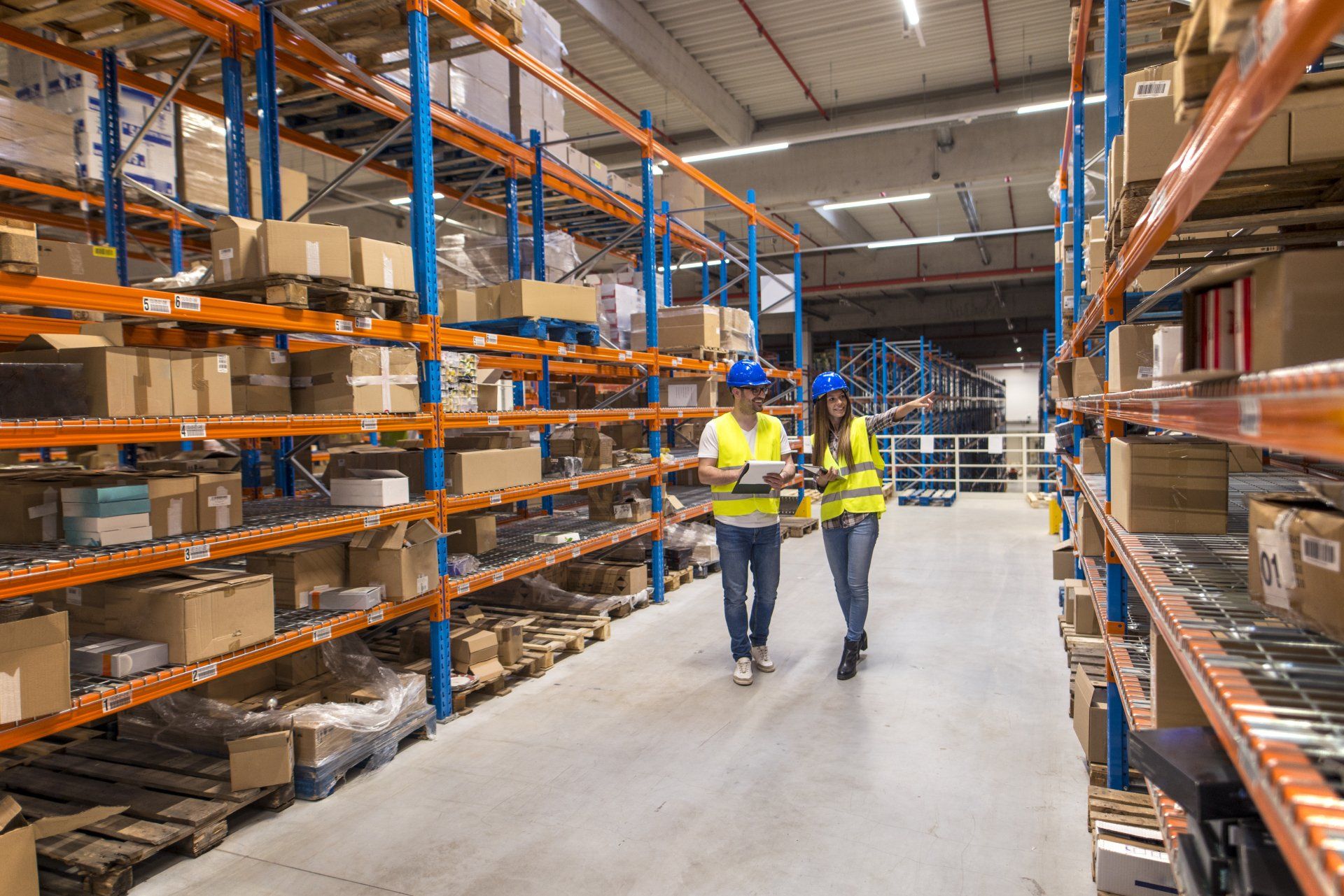 Trabajadores del almacén que controlan el inventario y la distribución de mercancías en un gran almacén