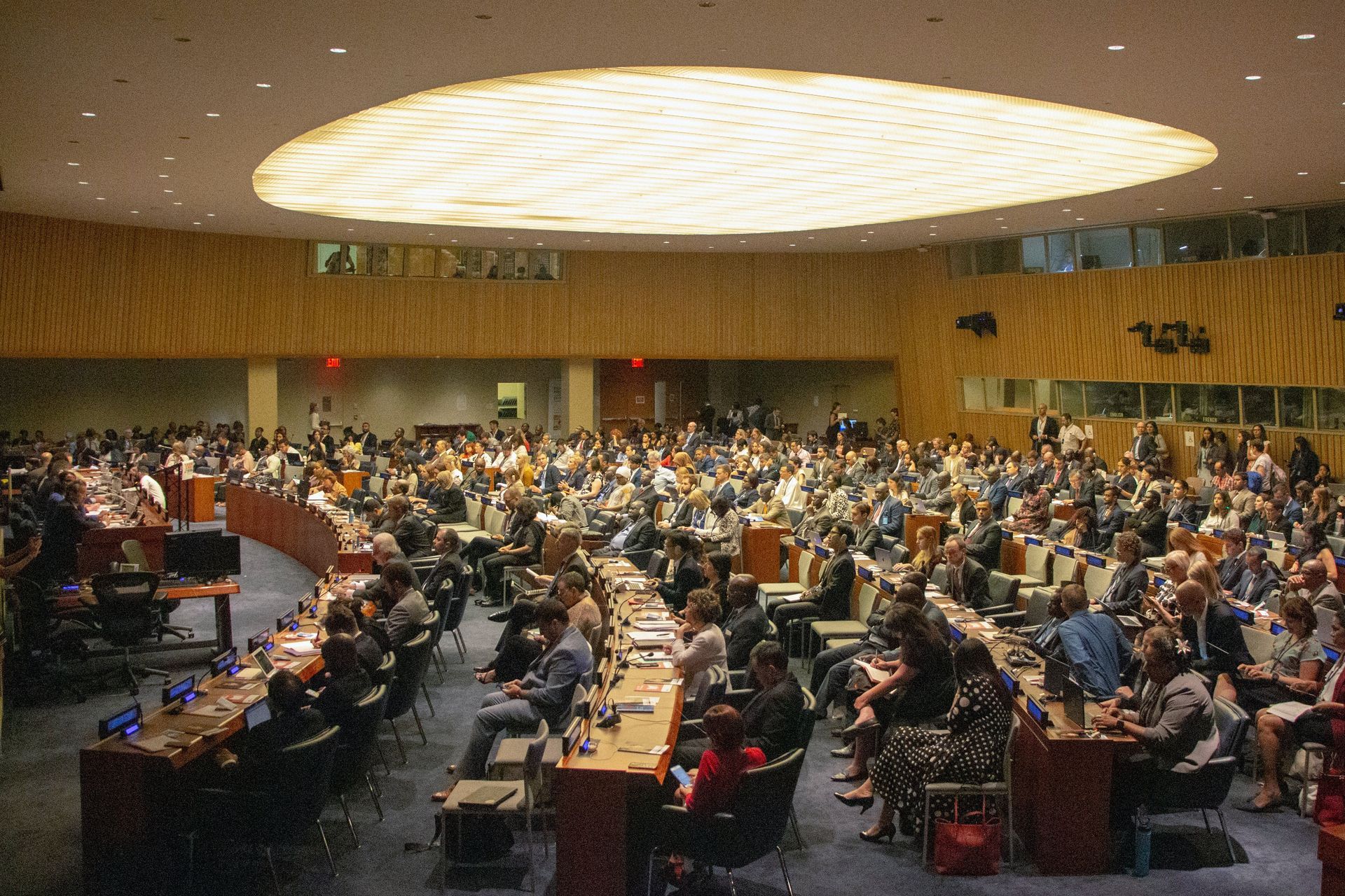 asistentes de la ONU revisando un tratado comercial