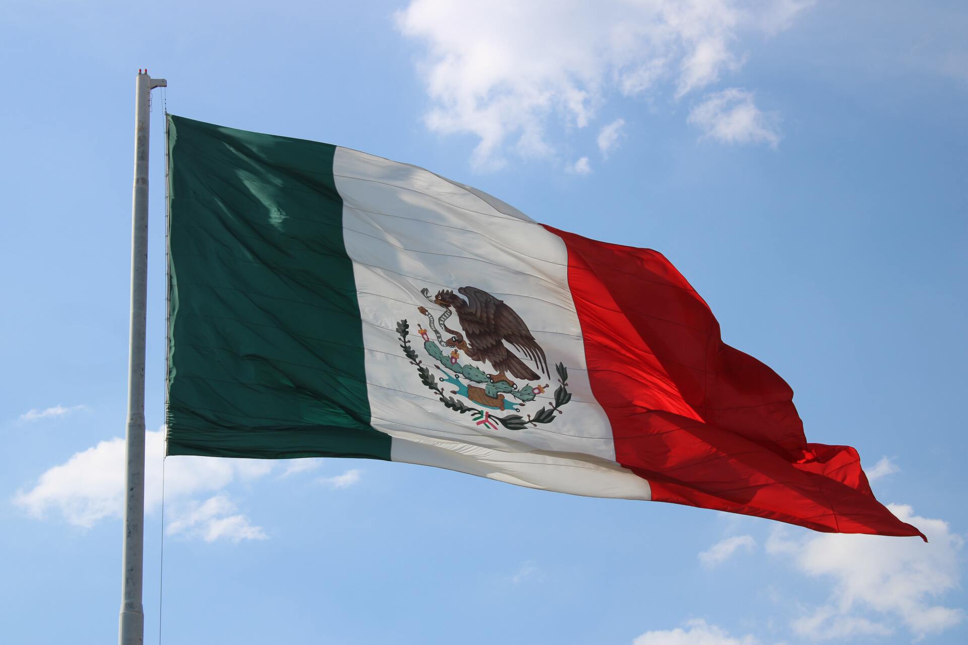 Bandera de México alzada en el mástil