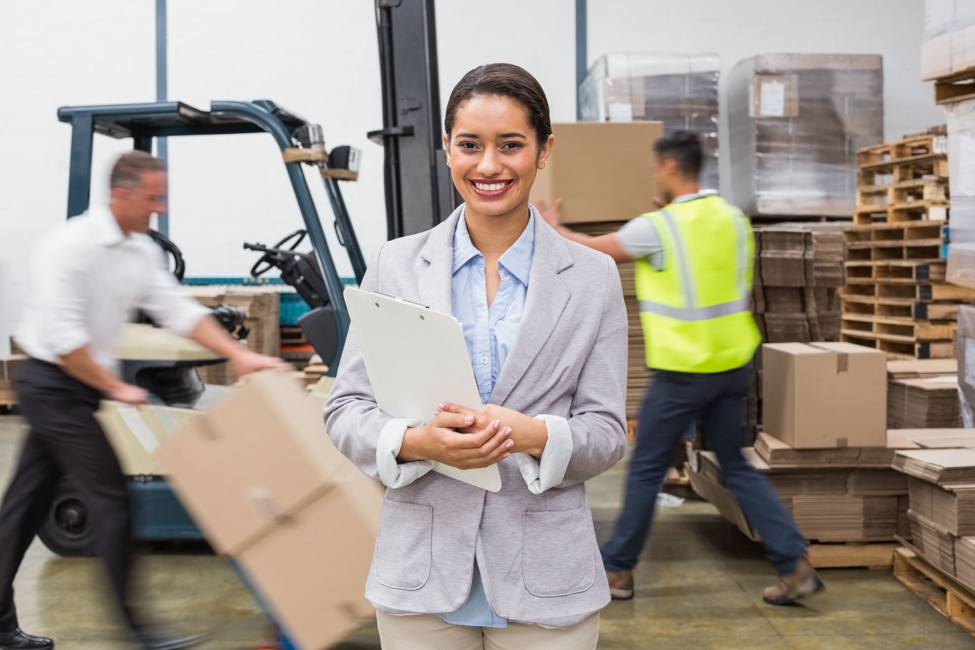 Mujer ofreciendo servicios aduanales para optimizar operaciones logísticas internacionales Mujer ofreciendo servicios aduanales para optimizar operaciones logísticas internacionales