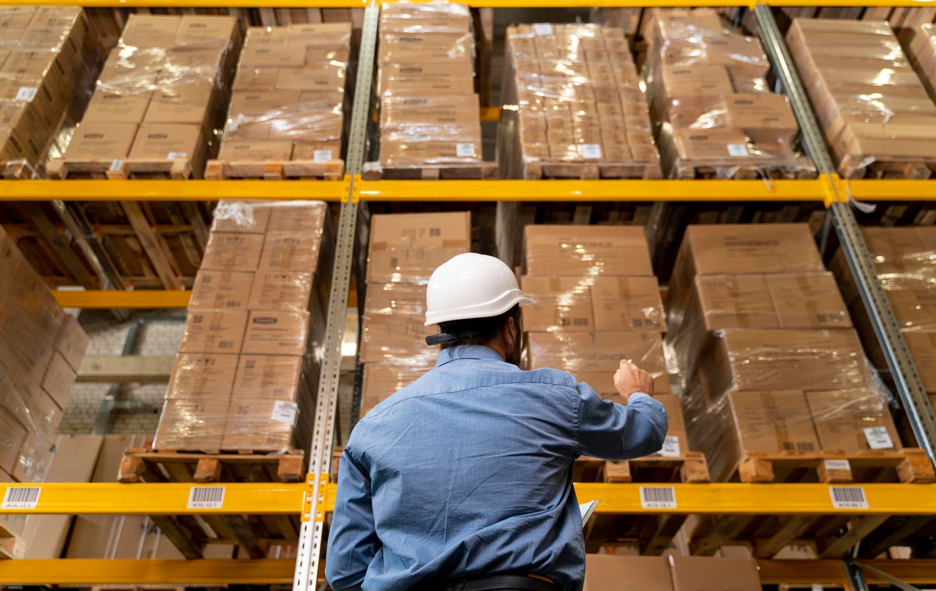 Hombre revisando la clasificación arancelaria de productos no perecederos en embarque de importaciones 
