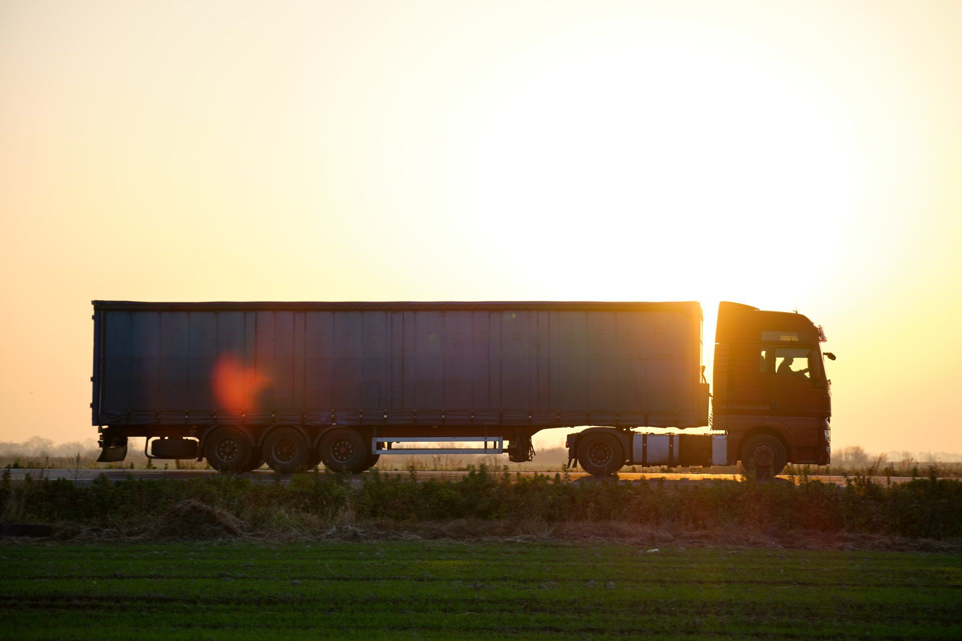 Foto semirremolque con remolque de carga que conduce por carretera que transporta mercancías