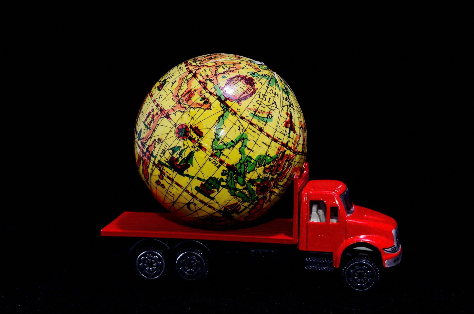 Camión con concepto de transporte de entrega de globo terráqueo