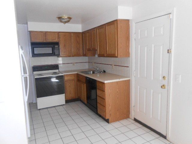 106-114 E Lane Ave - Kitchen 11