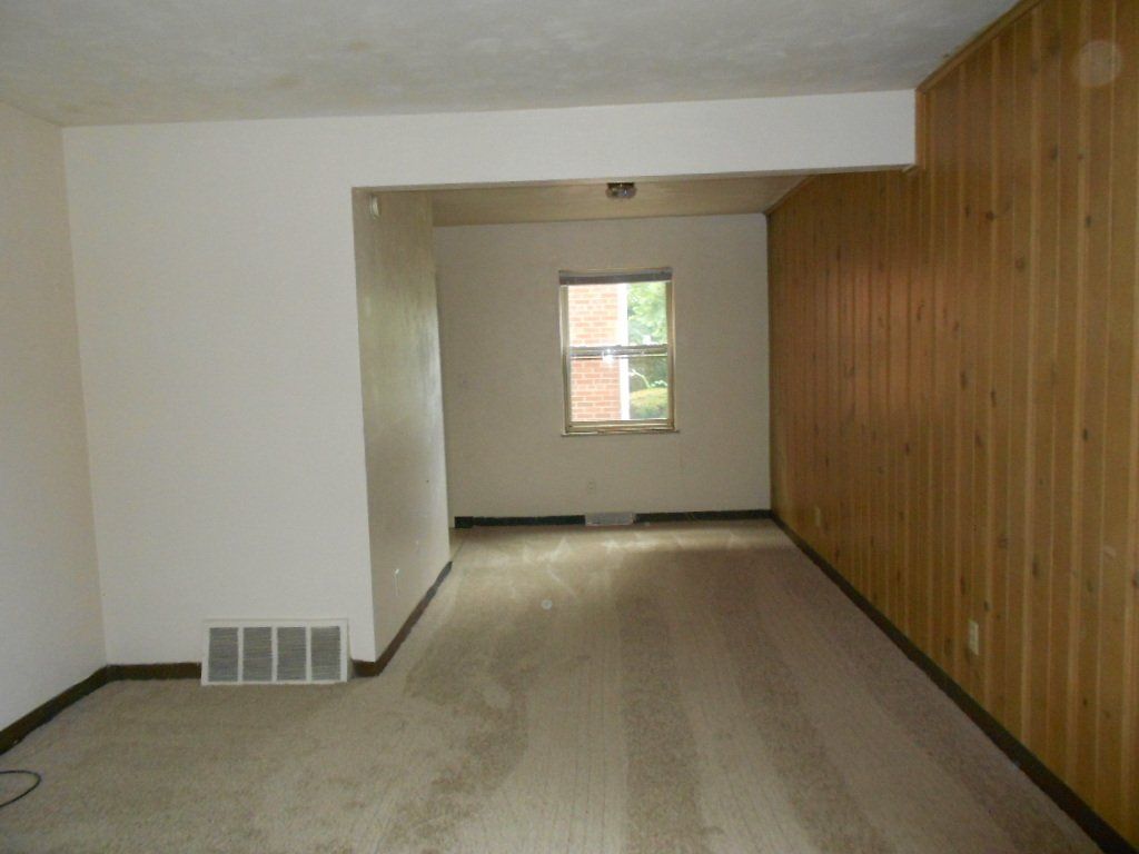 145 King  Ave -Living Room 03