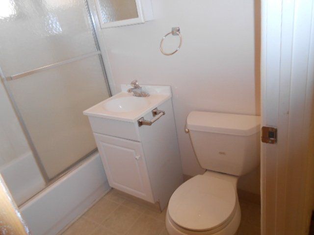 145 King  Ave  - Bathroom 01